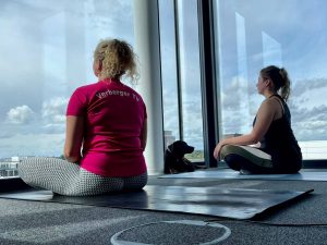 Business Yoga in Unternehmen - Förderung von Wohlbefinden und Produktivität durch gezielte Yoga-Praxis
