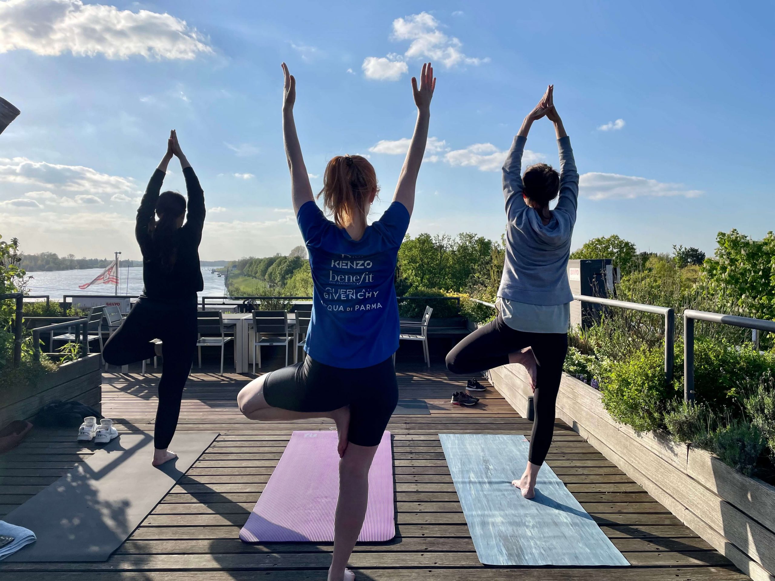 Business Yoga in Unternehmen - Förderung von Wohlbefinden und Produktivität durch gezielte Yoga-Praxis