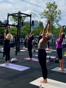 Yogateilnehmer praktizieren Outdoor Yoga in Düsseldorf