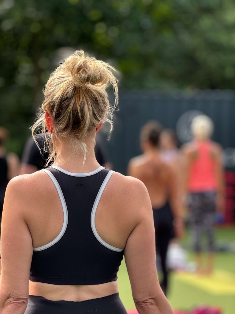 Teilnehmer beim Vinyasa Yoga Outdoor mit Yasmine Vines